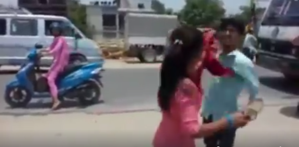 बीचसडकमै सवारी चालकले महिला कुटे (भिडियोसहित)