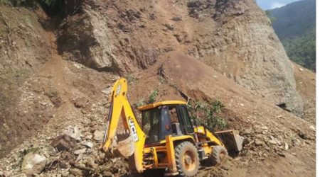 म्याग्दीमा सडक निर्माणको क्रममा पहिरो गएपछि डोजर चालक बेपत्ता