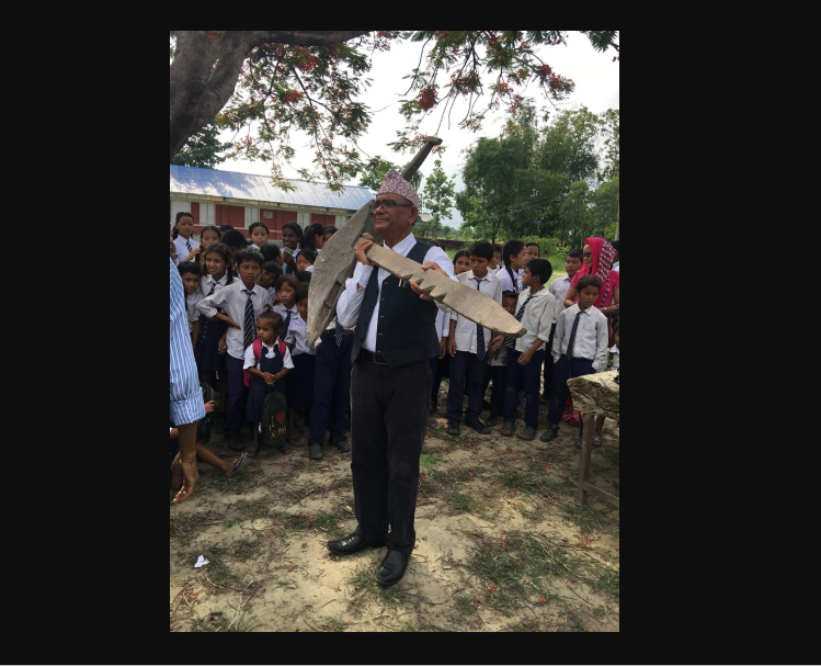 किन हलो लिएर दमकको सरस्वती आधारभूत बिद्यालय पुगे नेकपाका नेता नेत्र दाहाल
