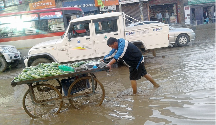फेरि थुनियो काठमाडौँ महानगरको ढल, दुर्गन्धले महामारी फैलिने त्रास