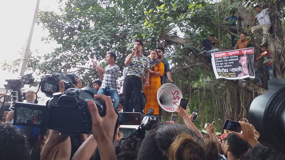 रमेश प्रसाईंले रबि लामिछानेलाइ भेटेर बाहिर आएपछी यसो भने- हेर्नुहोस भिडियो सहित