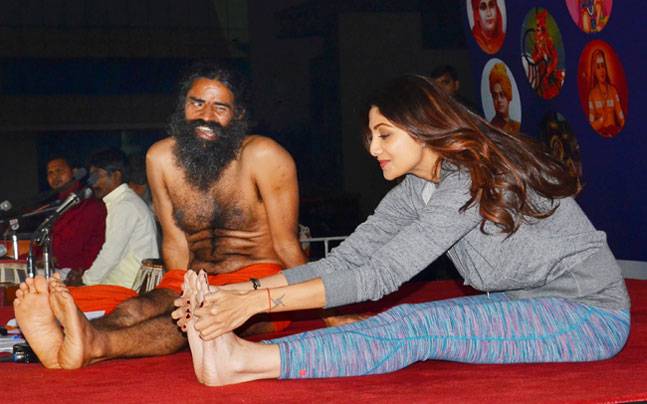 शिल्पा शेठी ले रामदेव सग योगा सिकिन्… हेर्नुहोस भिडियो..