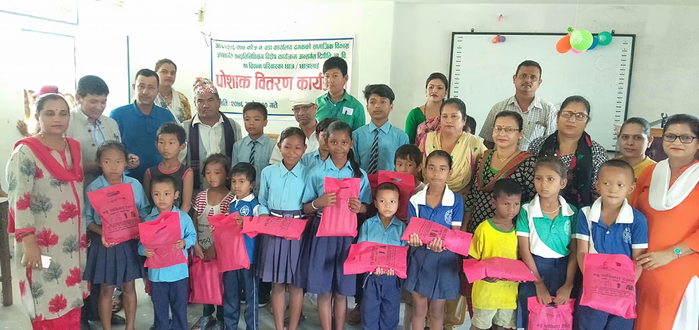 दमकमा विद्यार्थीलाई वडाले दियो पोशाक