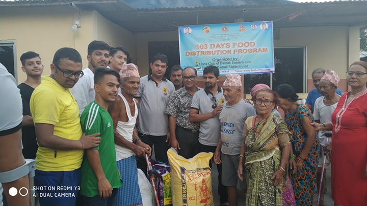 लायन्स क्लब अफ दमक इस्टर्न लाइनले रत्नबृद्धाश्रमलाइ १ सय तिन दिनका लागि खाधान्न सहयोग गर्ने