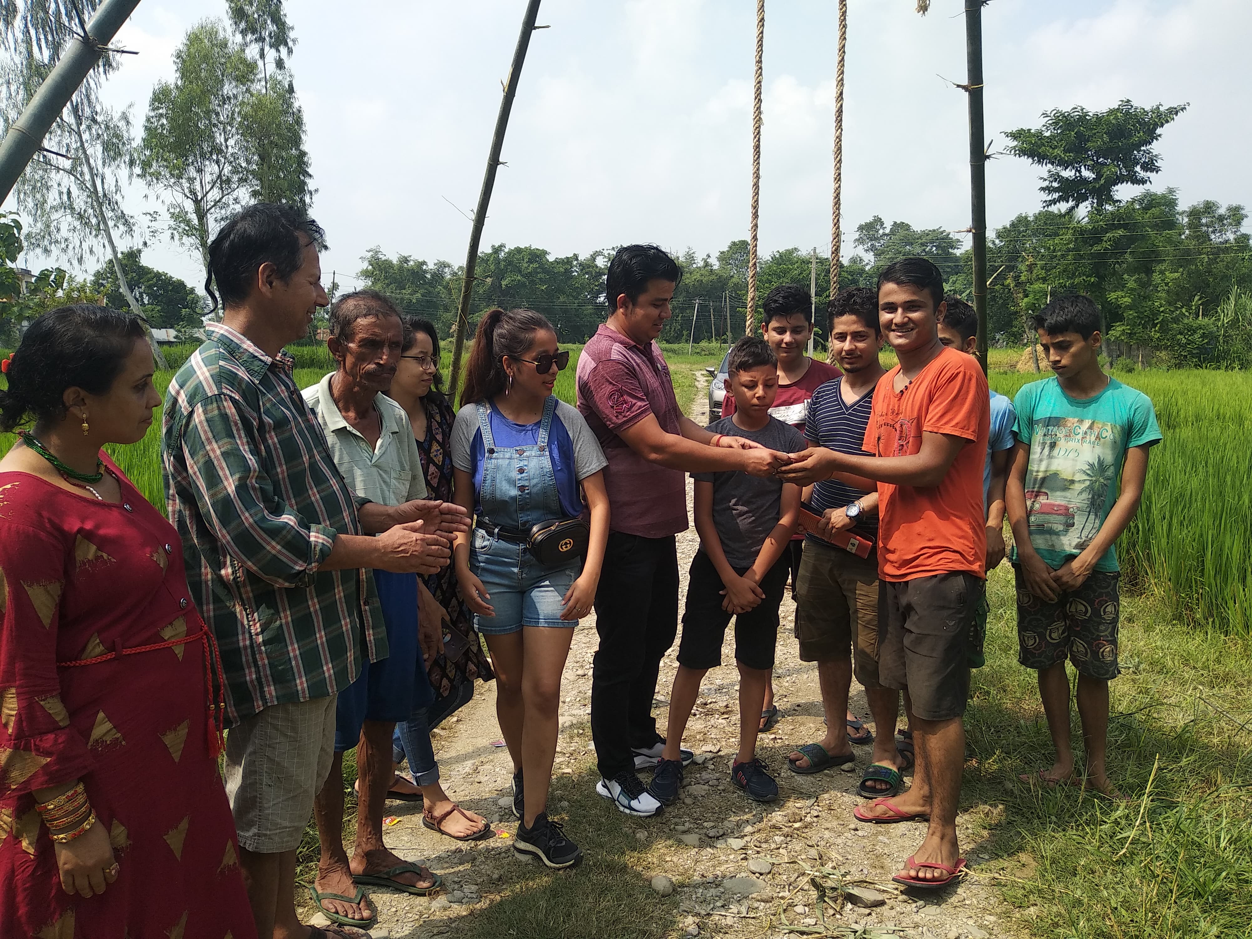 लिङ्गे पिङ लगाउन रोटरी क्लव अफ दमकका अध्यक्ष सन्दिप र वडाध्यक्ष नरेन्द्रको सहयोग