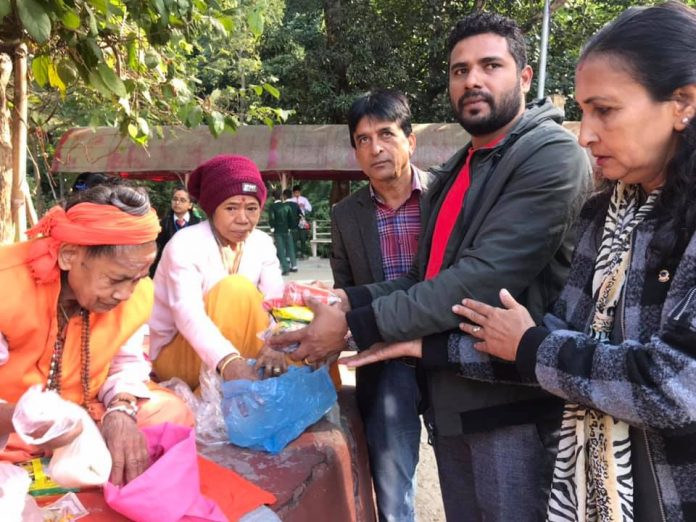 लायन्स क्लब अफ लखनपुर र लायन्स क्लव अफ दमकले गर्यो साधु-सन्तलाई फलफूल तथा खाद्यन्य सामाग्री वितरण