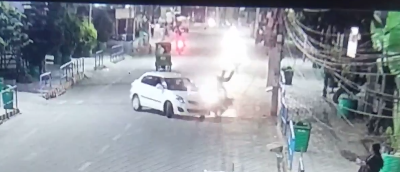 दमकको फर्निचरलाइनमा कारमा यसरी ठोक्कियो मान्छे उड्ने गरी मोटरसाईकल (हेर्नुहोस भिडियो)