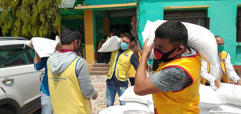 दमकमा एकैसाथ तीन सस्थाबाट ३३०० केजी चामल प्रदान