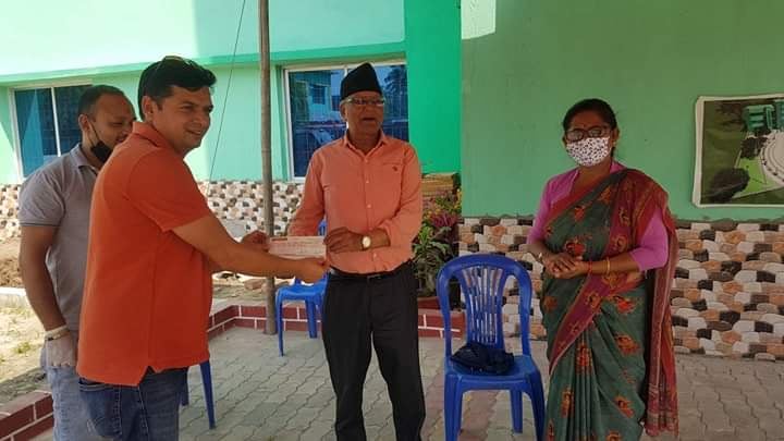 हेना कन्स्ट्रक्सनका प्रोप्राइटर गणेश बस्नेतको समुह द्वारा कोरोना रोकथाम कोषलाई रु २ लाख सहयोग