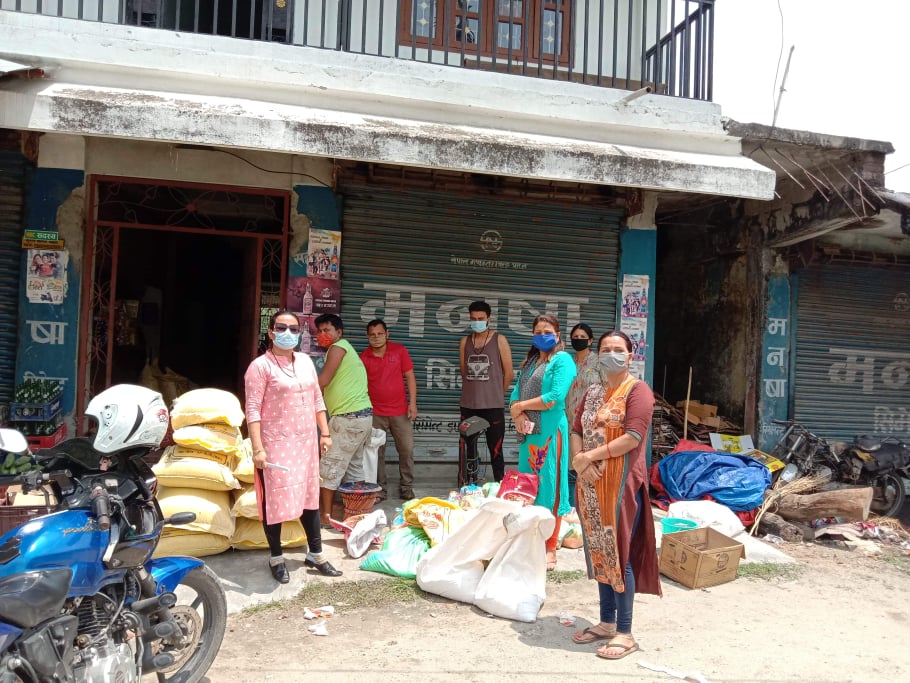 मेचिनगर वाड नम्बर १३ स्थानियहरु द्वारा मिलेर बिपन्न परिवारलाइ राहत वितरण