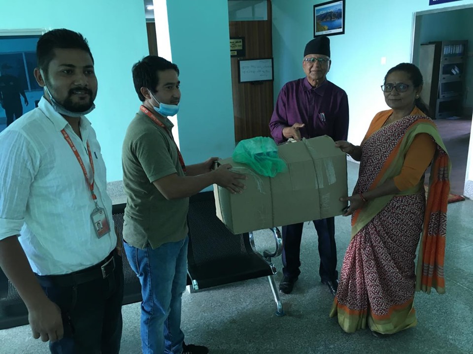 लक्ष्मी बैंकले दियो दमकका स्वास्थ्यकर्मीलाई पिपिइ र थर्मल गन