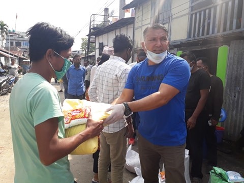 युवा नेता केसीले दिए दमक— ८ का अतिविपन्न परिवारलाई राहत