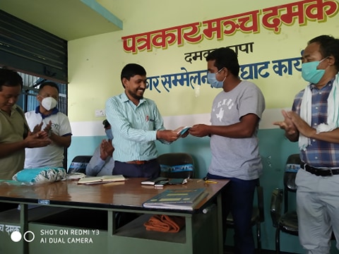 पत्रकार मञ्चले गर्यो दमकका पत्रकारहरुलाई मास्क वितरण