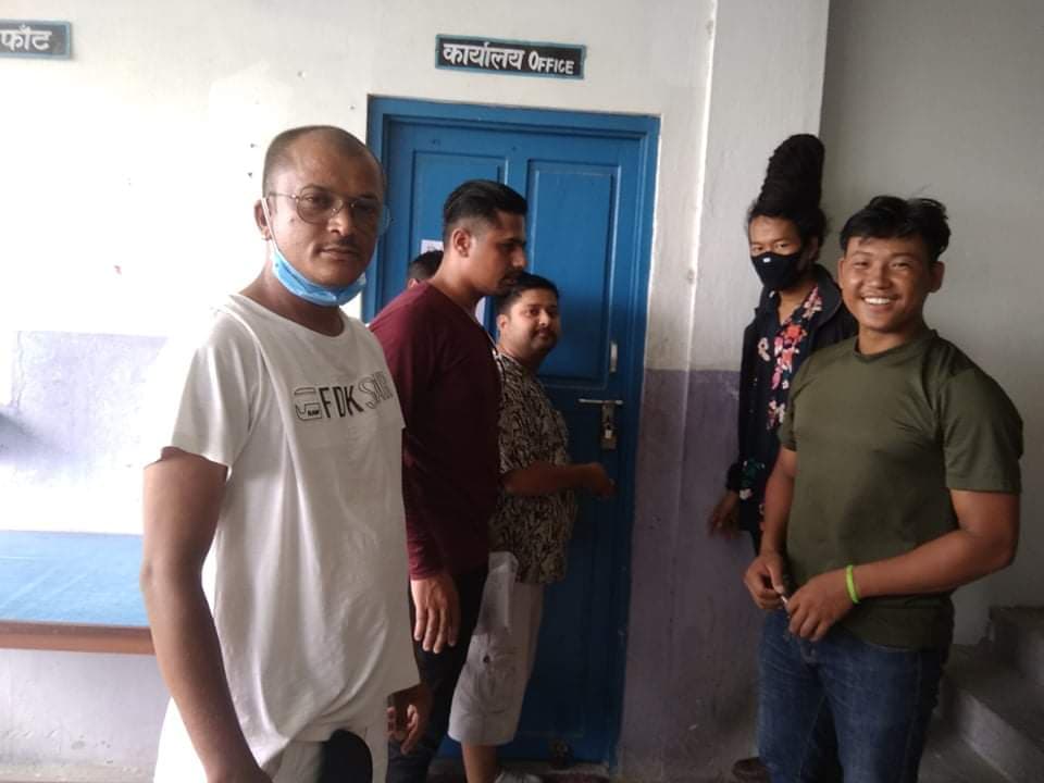 नेविसंघ झापाद्धारा प्रअको कार्यकक्षमा तालाबन्दी