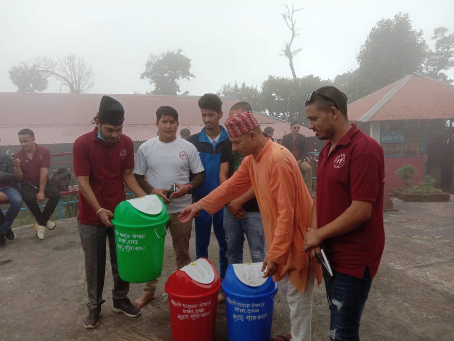 पहिलो पाईलाले गर्यो बरालको जन्मदिनमा सरसफाई र डष्टबिन वितरण