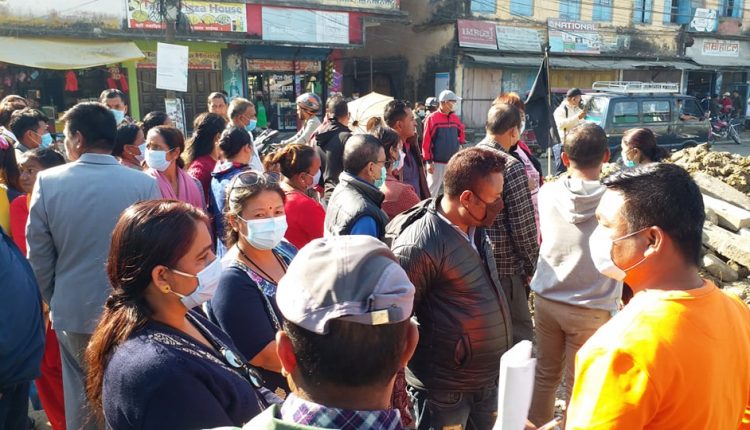 चन्द्रगढीमा मापदण्डको सडक नबनेको भन्दै कालोझण्डासहित विरोध प्रदर्शन