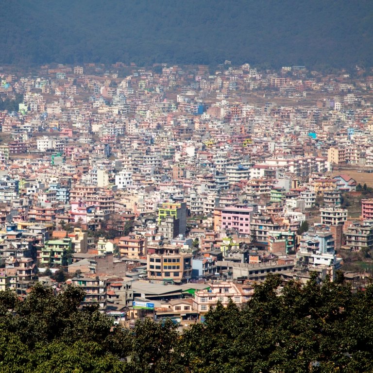 कोरोना परीक्षणका लागि काठमाडौंका टोलटोलमा मोबाइल भ्यान