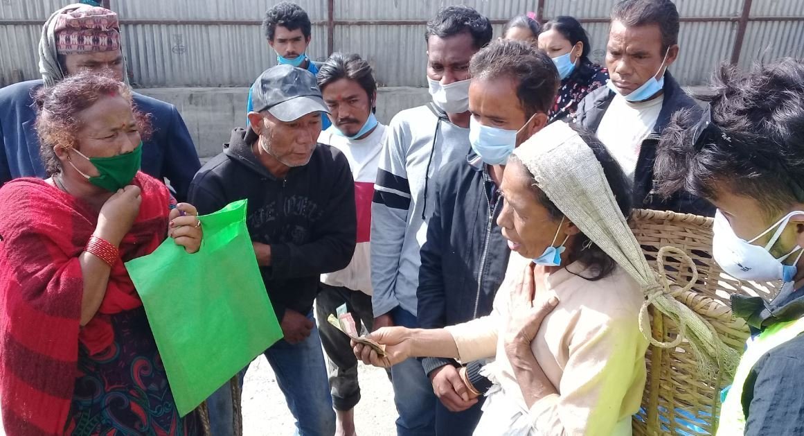 “हजुरको आफ्नै त्यस्तो बिजोक छ, मैले कसरी पैसा लिनु ?”