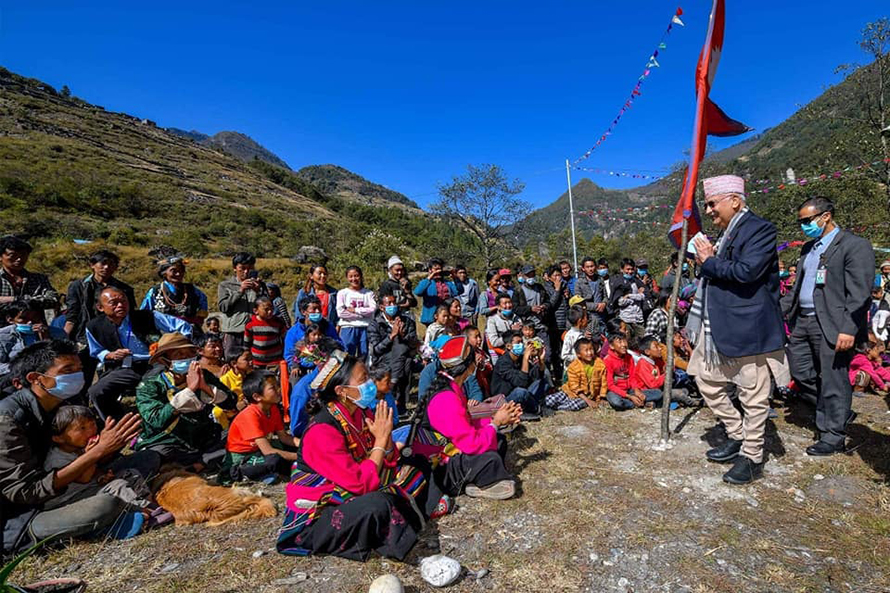 मास्क प्रधानमन्त्रीको हातमा, बालबालिका छन् साथमा !