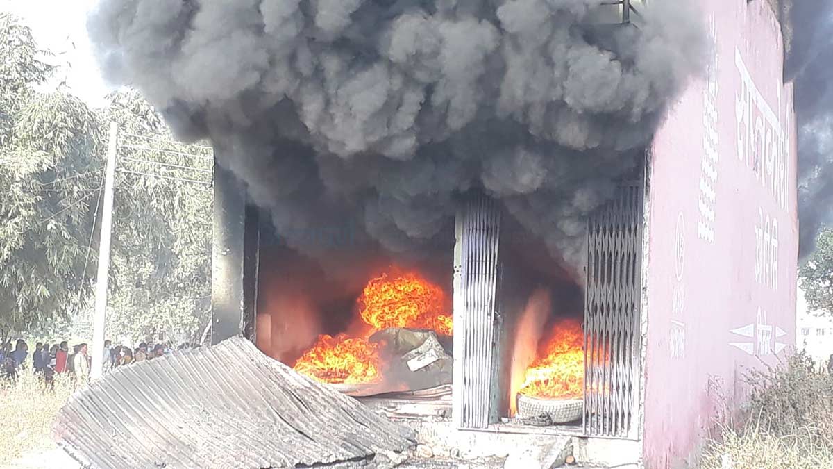 बलात्कारीलाई कारवाहीको माग गर्दै राजमार्ग बन्द, आरोपितको घरमा आगजनी