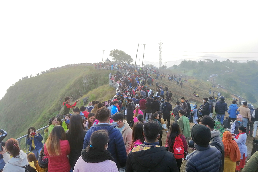 पर्यटकीय गन्तव्यमा आन्तरिक पर्यटकको भिड, को निस्किए घुमफिरमा ?