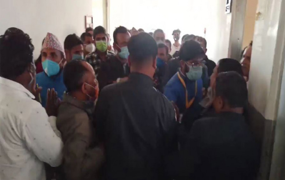 मालपोत कार्यालय दमकमा पत्रकारमाथि हातपात, घिमिरेले दिए किटानी जाहेरी