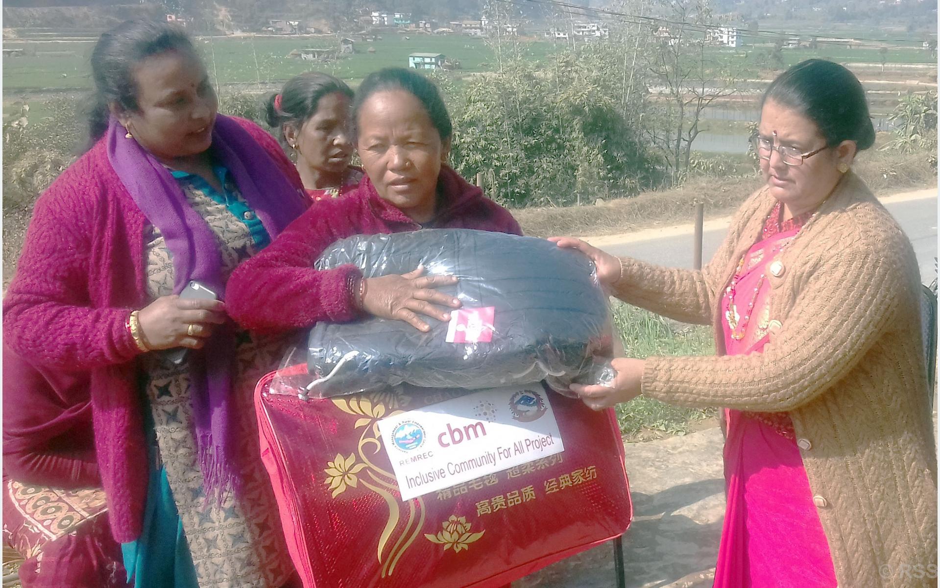 अपाङ्गता भएकालाई ज्याकेट र ब्ल्याङ्केट