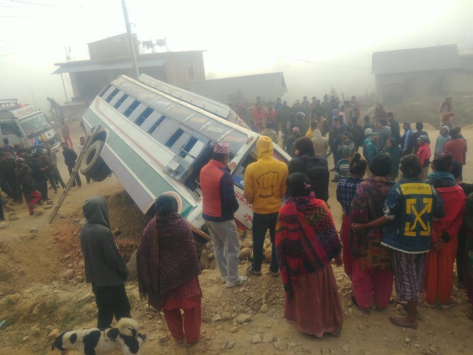 मकवानपुरमा बस पल्टिँदा २२ घाइते