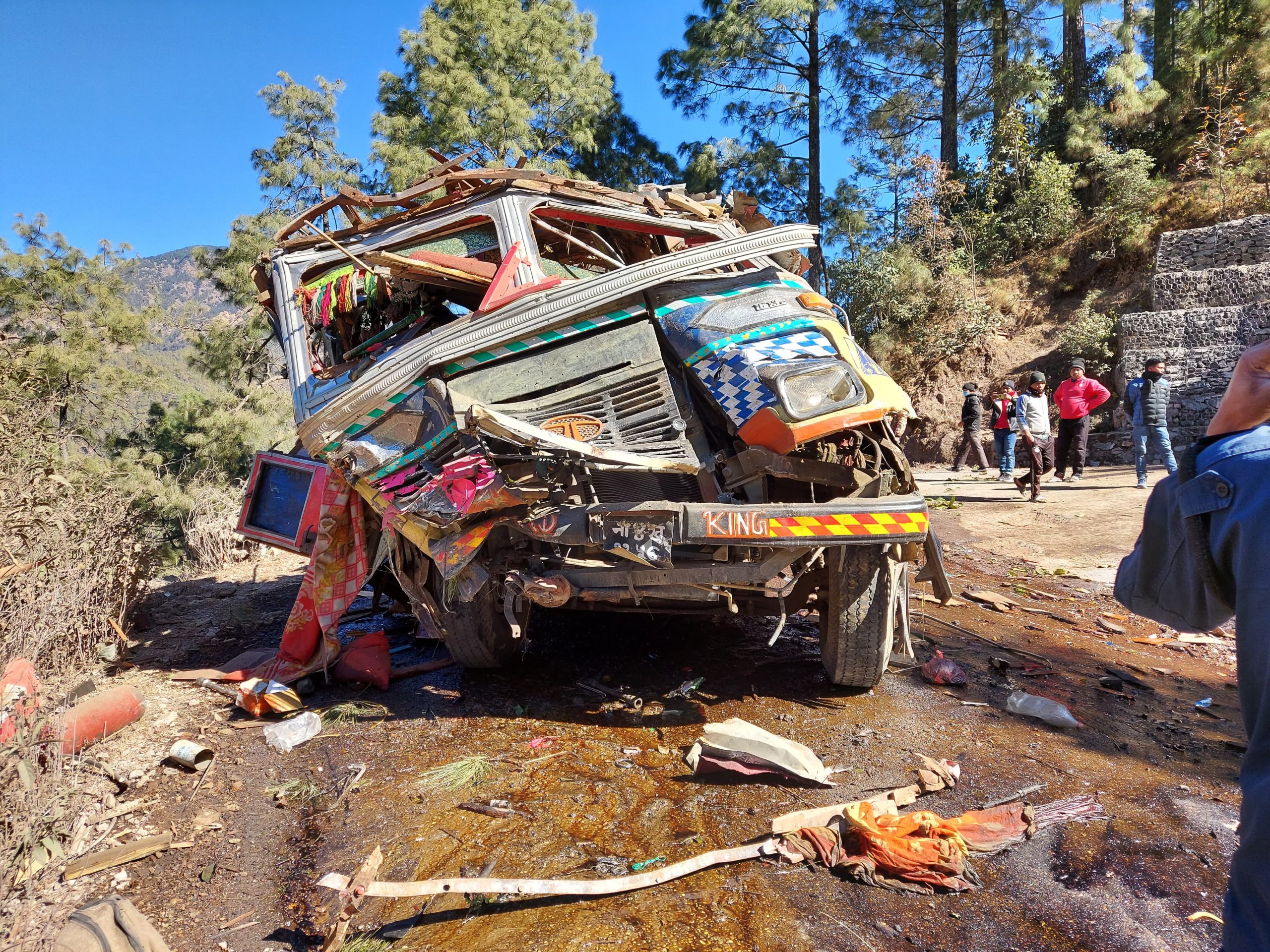 रोल्पामा तेल बोकेको ट्याङ्कर पल्टियो,चालकको मृत्यु