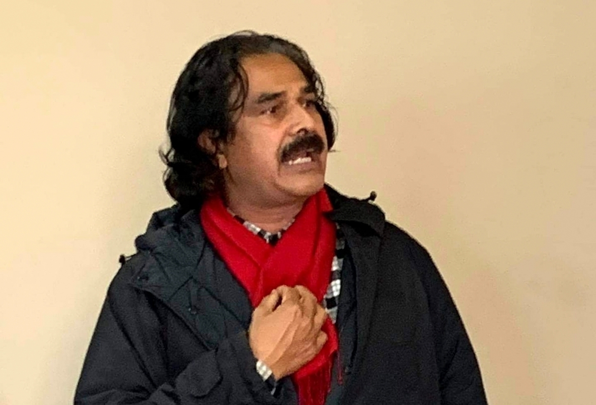 ओली खुट्टामा तोरीको तेल लगाएर केराको बोटमा चढ्न खोजे, लड्ने निश्चित छ : ओम शर्मा