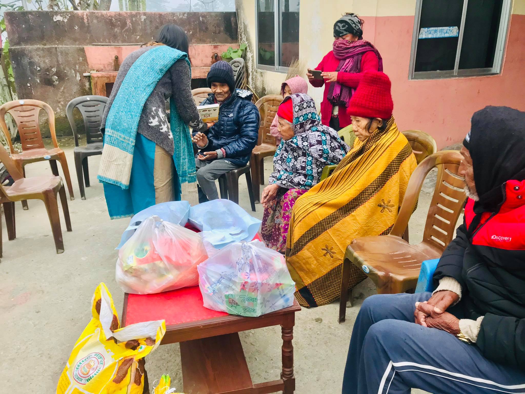 जन्मदिनमा बृद्धबृद्धालाई खाद्यान्न सहयोग