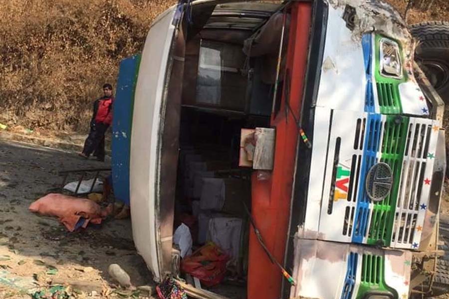 दोलखाबाट काठमाडौं आउँदै गरेको बस दुर्घटना