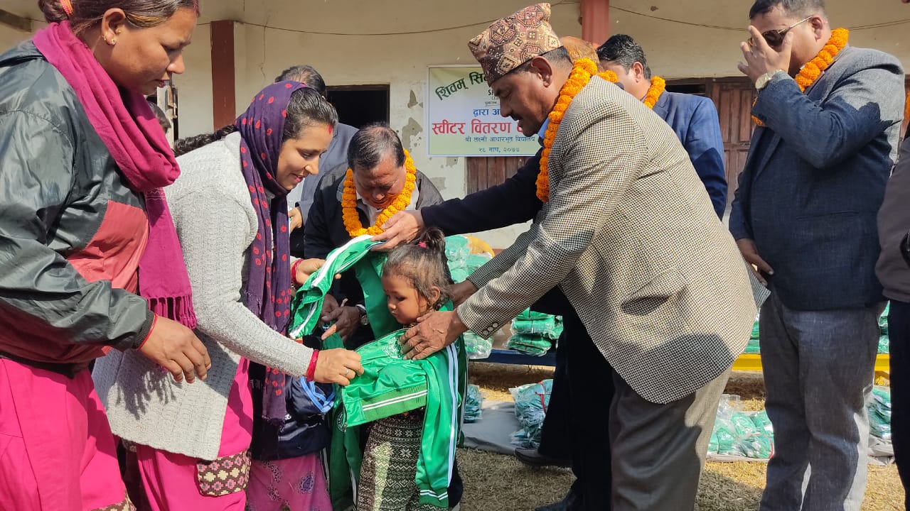 शिवम् सिमेन्ट्सद्वारा विद्यार्थीलाई कपडा वितरण