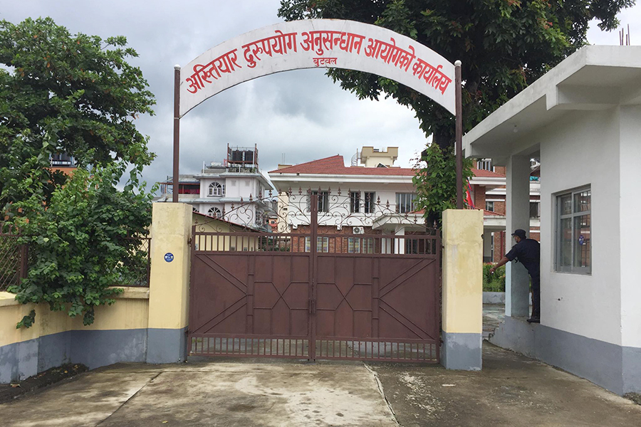 घुस लिएको आरोपमा सशस्त्र प्रहरीका इन्स्पेक्टरसहित दुईजना पक्राउ