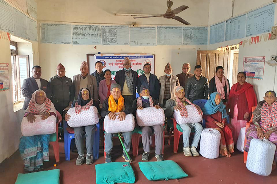 गुल्मी दरबारमा ज्येष्ठ नागरिकहरुलाई सिरक वितरण