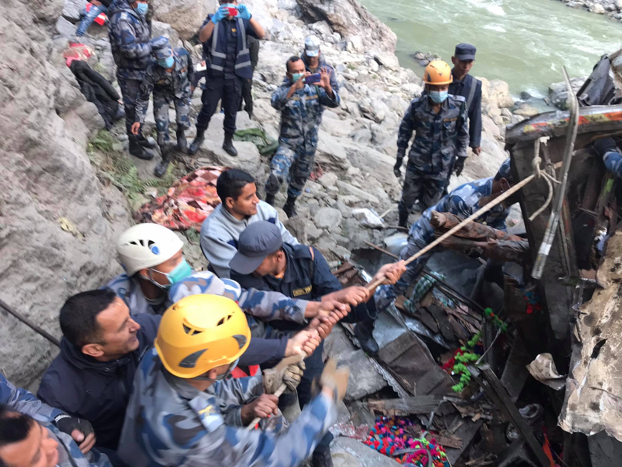 त्रिशूलीमा खस्यो सिमेन्ट बोकेको ट्रक, चालक र सहचालकको मृत्यु