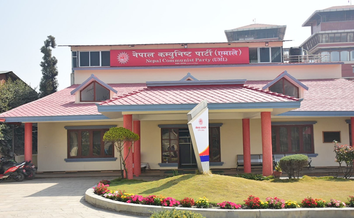 नेकपाको हटाएर धुम्बाराहीमा राखियो एमालेको बोर्ड