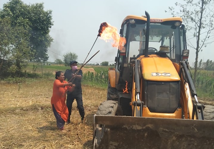 बाटो खन्न गएको डोजरमा आगजनी र तोडफोड