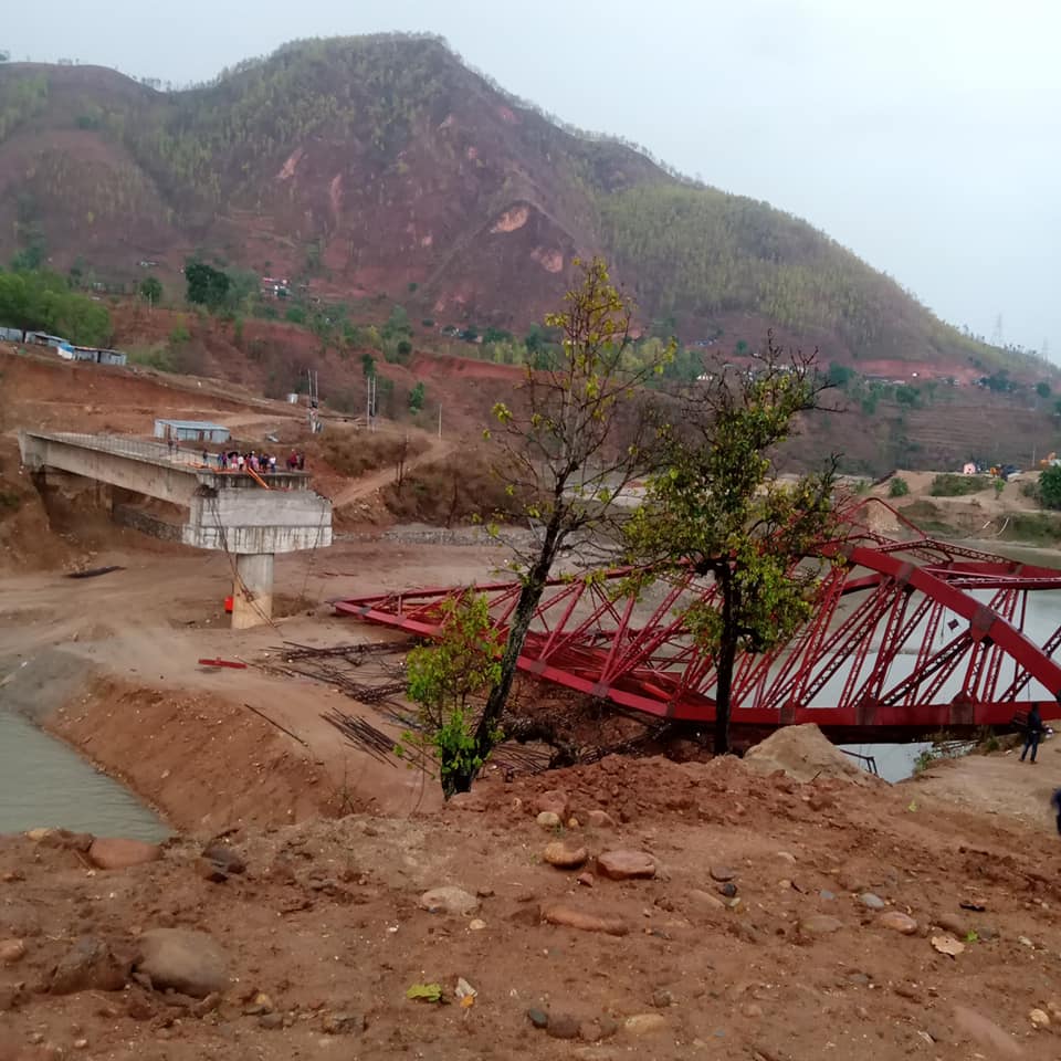 निर्माणाधीन पुल उडायो