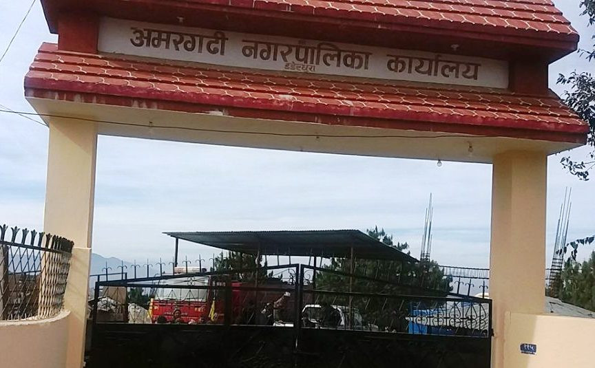 यस्ता जनप्रतिनिधि पो जनप्रतिनिधि, अमरगढीका नगरप्रमुख र उपप्रमुखको सराहनीय कदम: आफू चढ्ने गाडीलाई बनाए एम्बुलेन्स