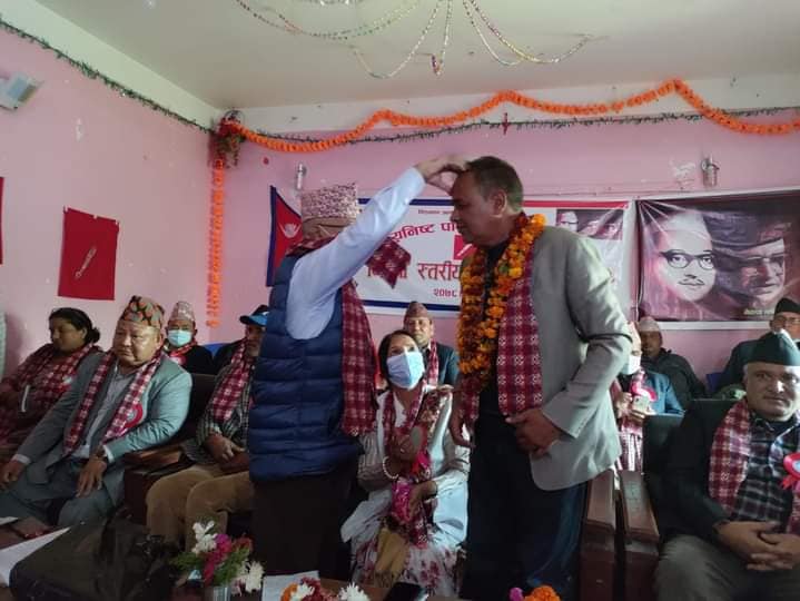 एमाले डडेलधुराका अध्यक्ष जोशीसहितका नेताहरु माधव नेपालको पार्टीमा प्रवेश