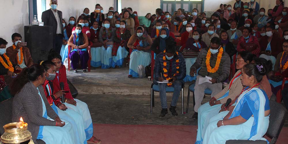 दिक्तेल रुपाकोट मझुवागढीमा महिला स्वास्थ्य स्वयंसेविकाको लोकदोहोरी