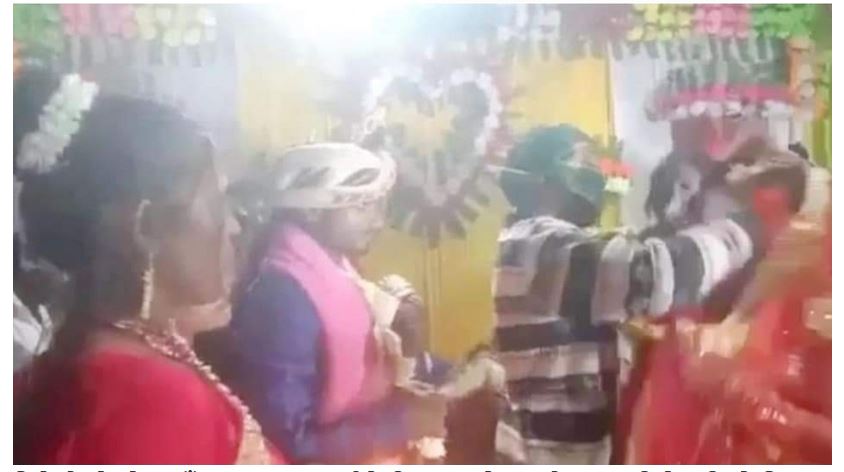बिहे भैरहेको ठाउँमा अचानक पुर्ब प्रेमी आएर बेहुला कै अगाडी बेहुलीको शिरमा सिन्दुर हालेपछि