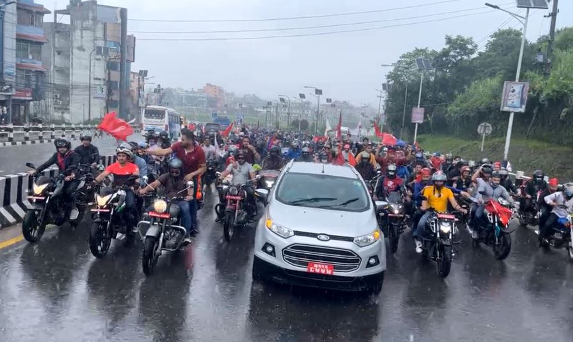 एमाले अध्यक्ष ओलीलाई कांग्रेस सांसदले आफ्नो गृहनगरमा अभिनन्दन गर्ने