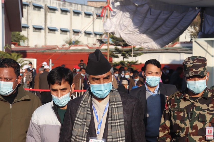देउवाले हाले भोट, शेखर पनि मतदानस्थलमा