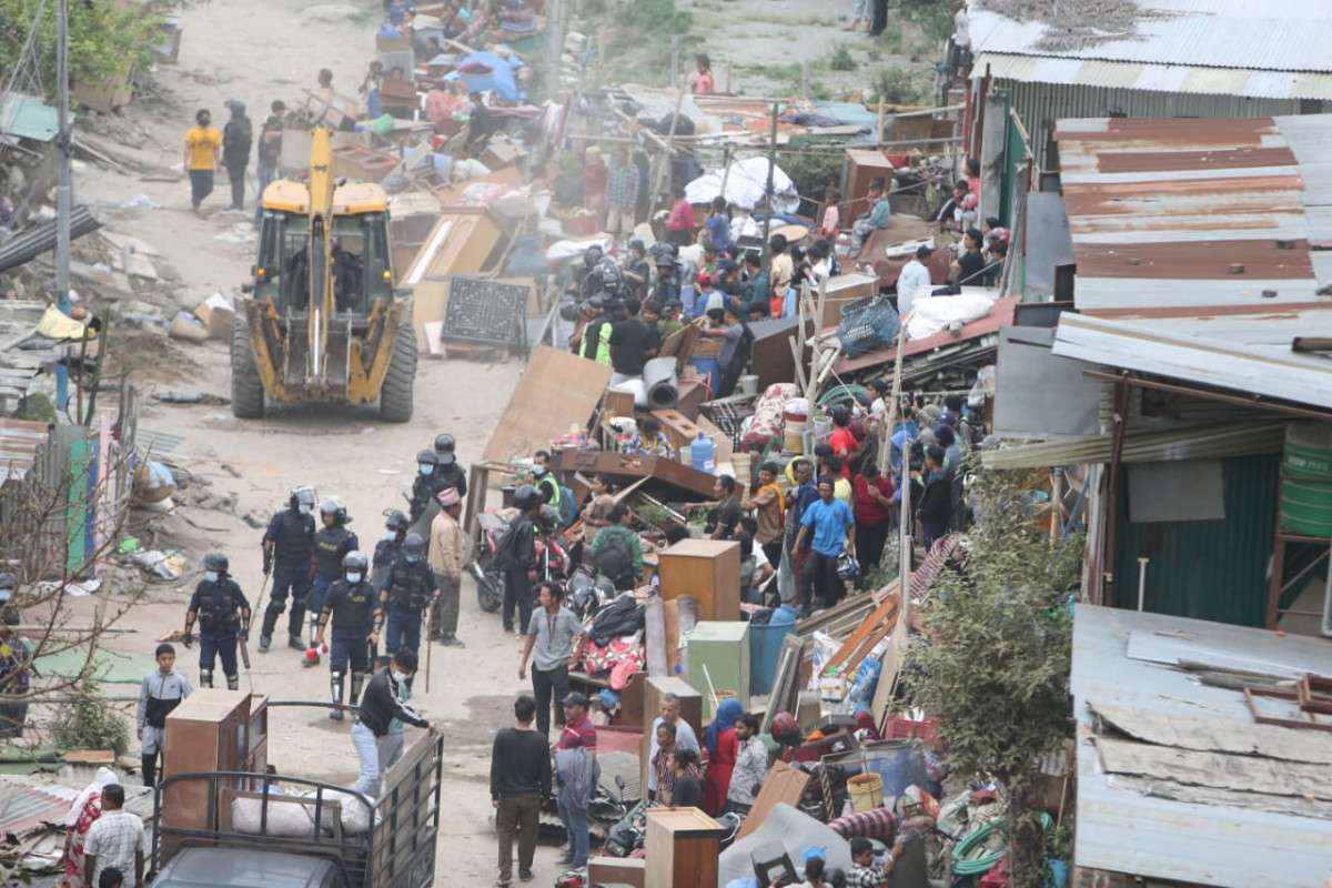 भक्तपुरको मनोहरा क्षेत्रको सुकुम्वासी बस्ती आज हटाइँदै : अवरोध र ढुङगामुढा हुँदा २२ जना सुरक्षाकर्मी घाइते